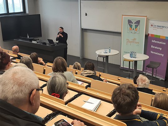 Menschen im Hörsaal von hinten