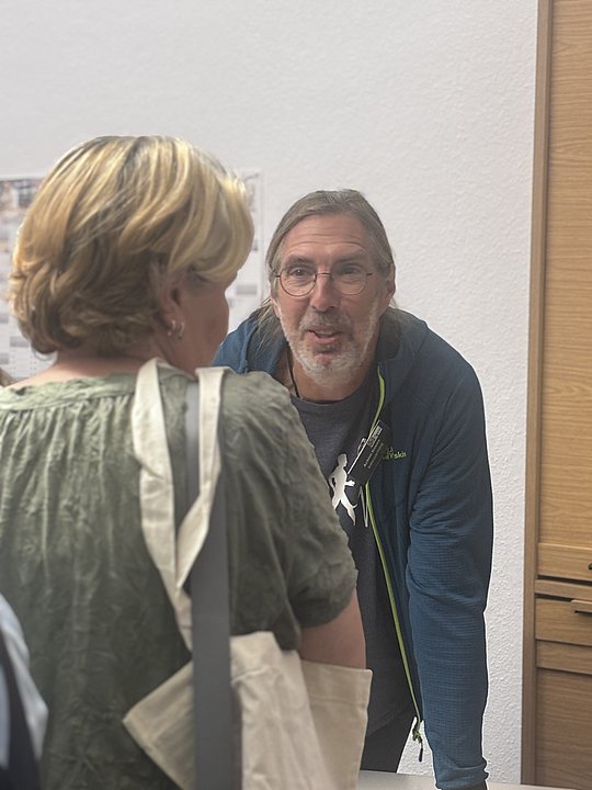 Mitarbeiter von Spix e.V. berät Frau