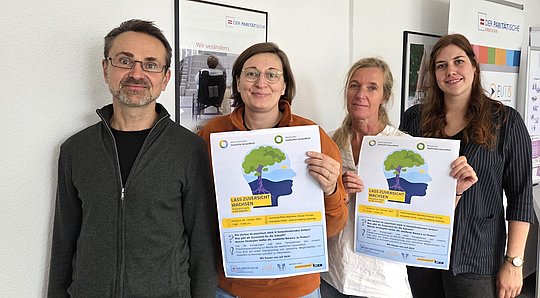 Mitarbeitenden von Papillon und der Kontaktstelle mit Plakaten aus 2025